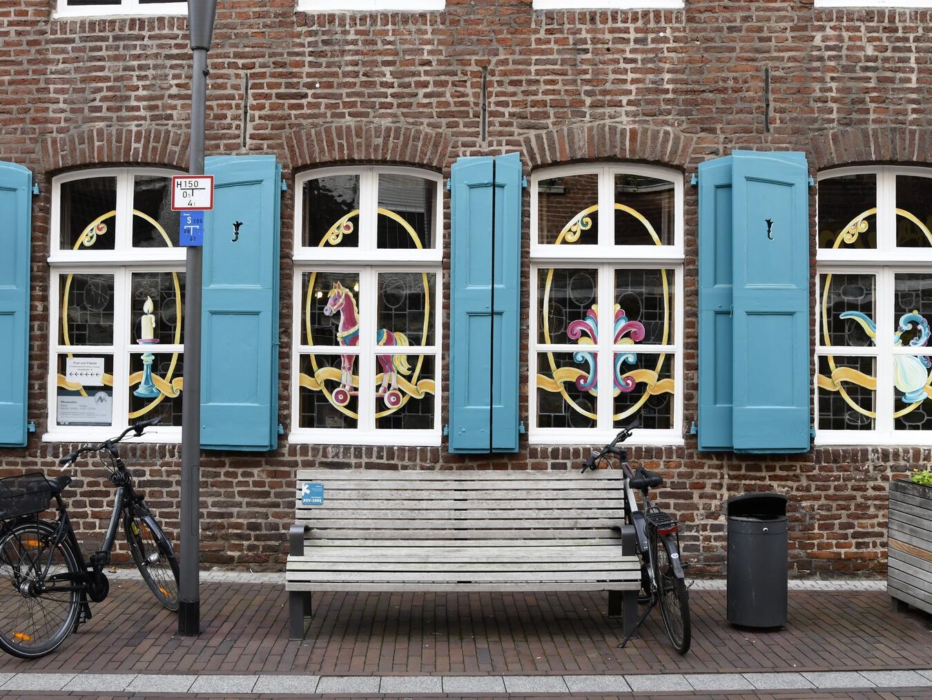 Handgemalte Fenster als Einladung 