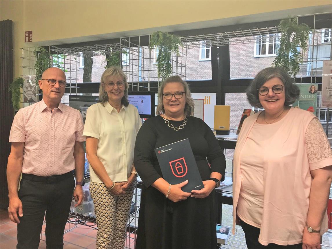 Inken Schoofs feiert silbernes Dienstjubiläum