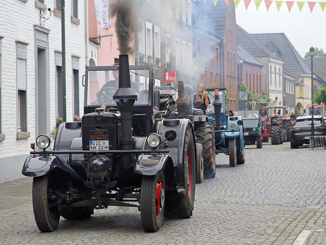 113 historische Landmaschinen beim Treckertreffen in Wachtendonk 