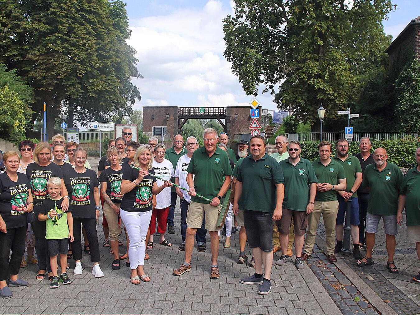 Besenübergabe am Rheintor in Orsoy 