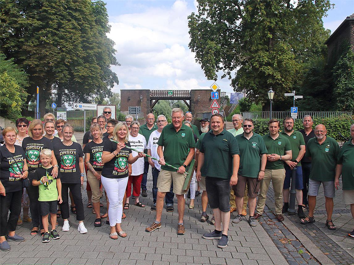 Besenübergabe am Rheintor in Orsoy