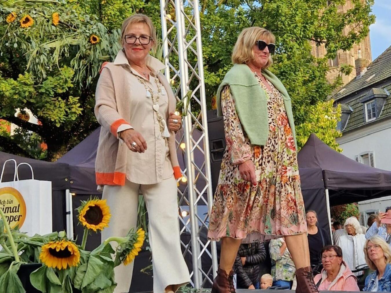 Moonlight-Shopping kombiniert Mode und Kunst Moonlight-Shopping kombiniert Mode und Kunst