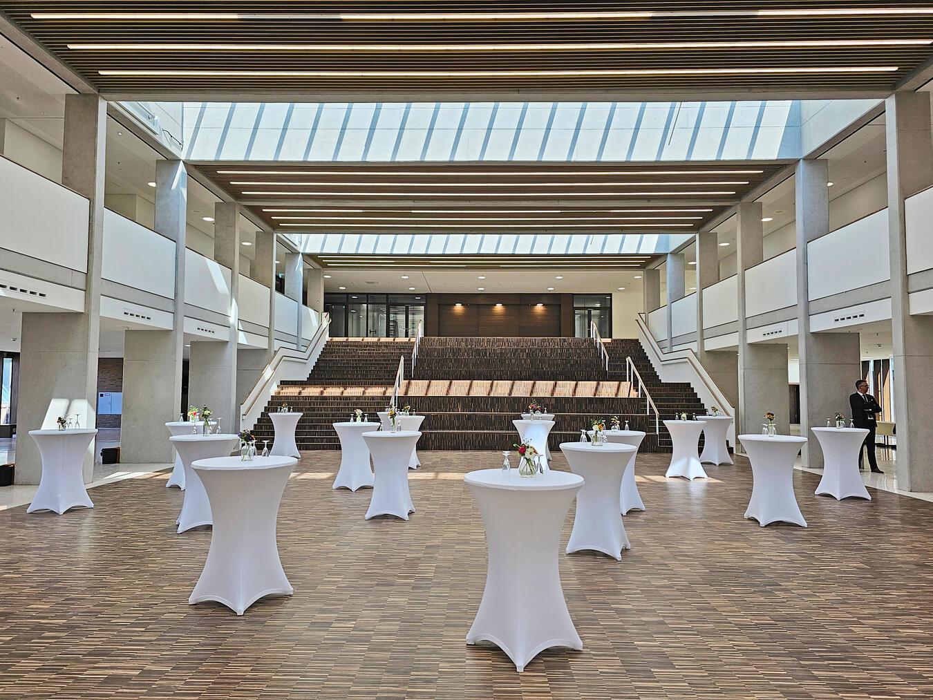 Lernen in moderner Campus-Atmosphäre Lernen in moderner Campus-Atmosphäre