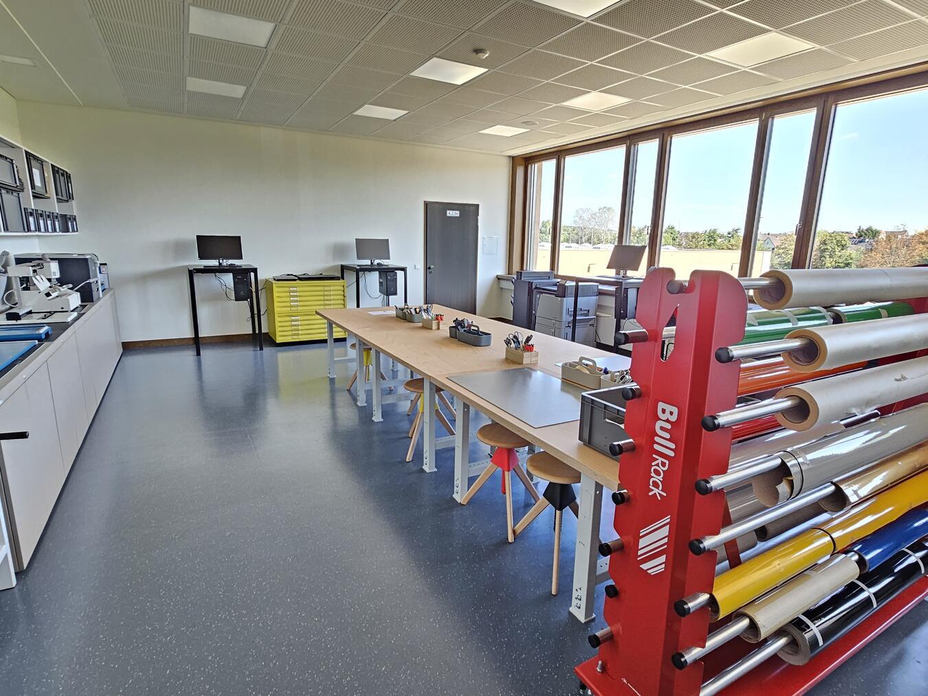 Lernen in moderner Campus-Atmosphäre Lernen in moderner Campus-Atmosphäre