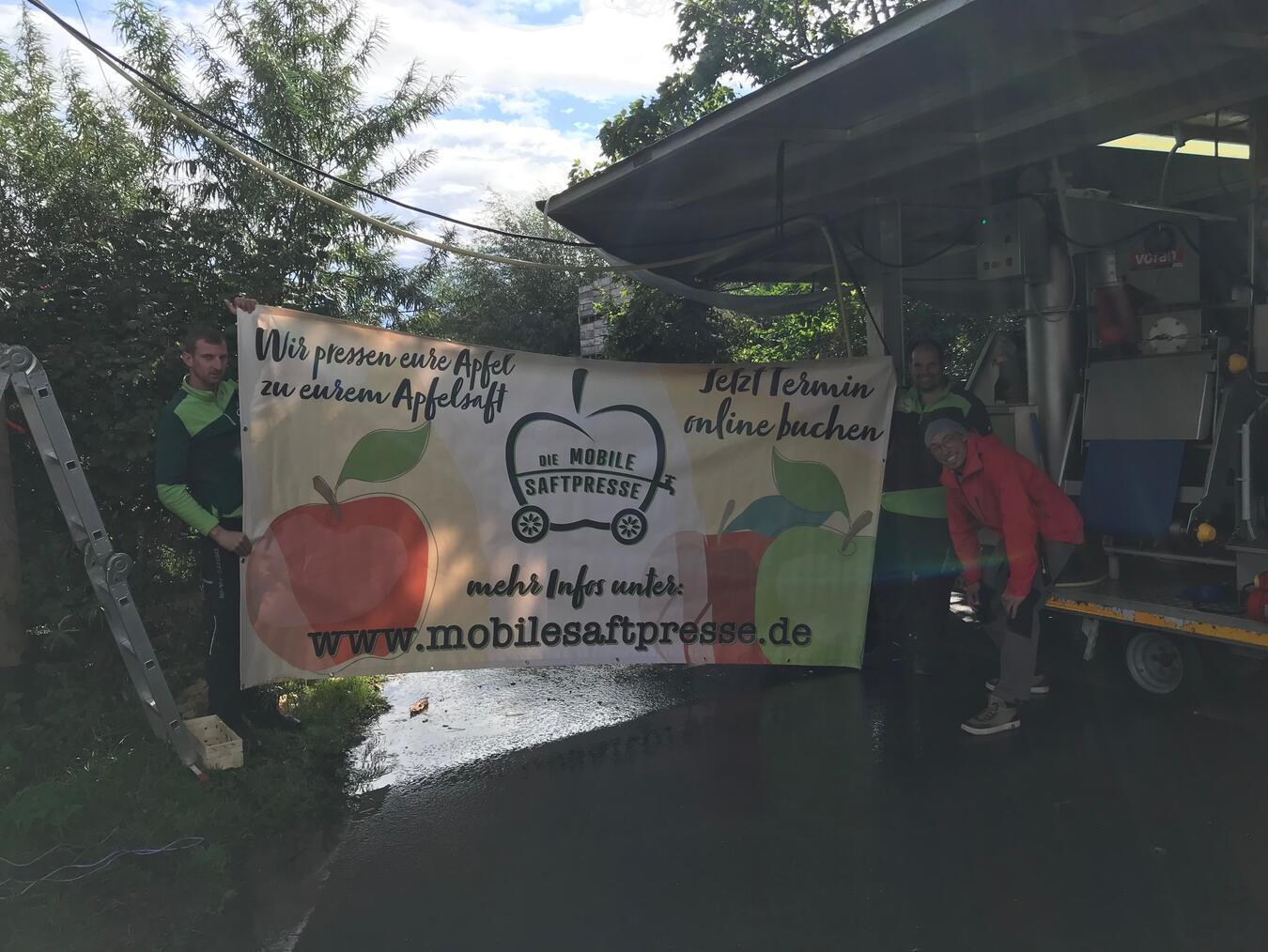 Saftpressaktion auf dem Kapellener Markt 