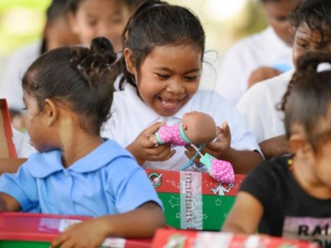Kindern mit Schuhkarton eine Freude bereiten 