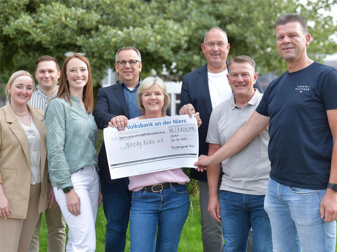 Viktoria-Prinzengarde übergibt Scheck an „Needy Kids“