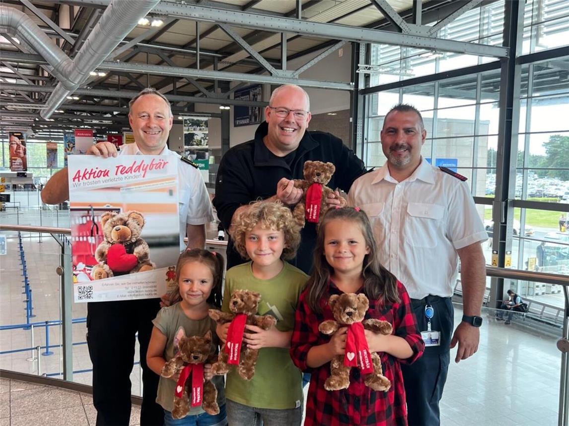 „Aktion Teddybär“ überreicht dem Airport Weeze 50 Plüschbären 