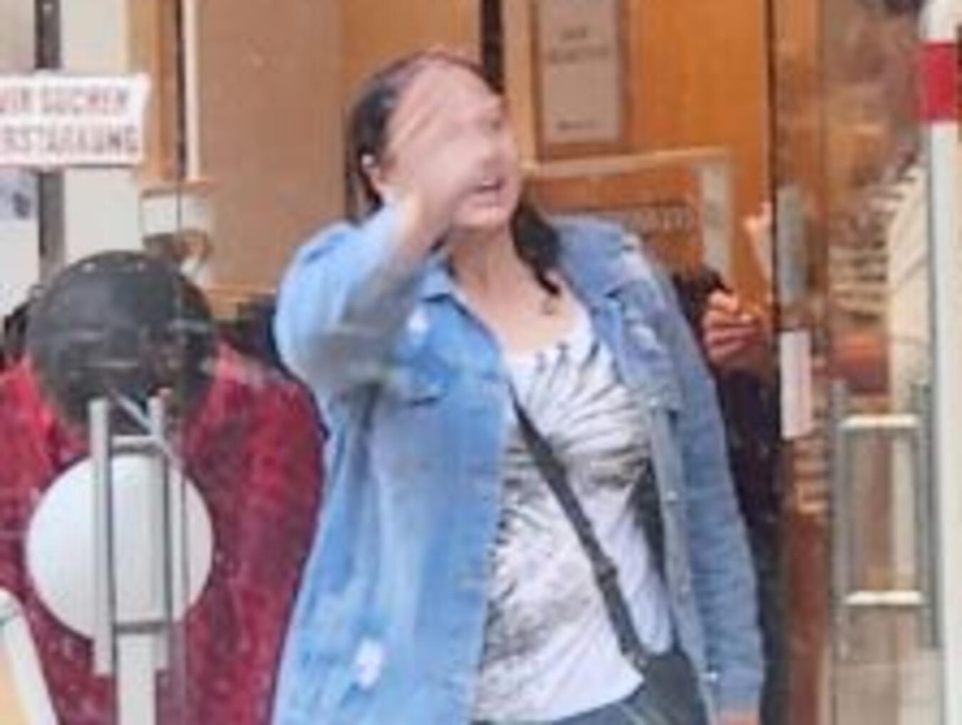 Wer kennt diese Frau? 