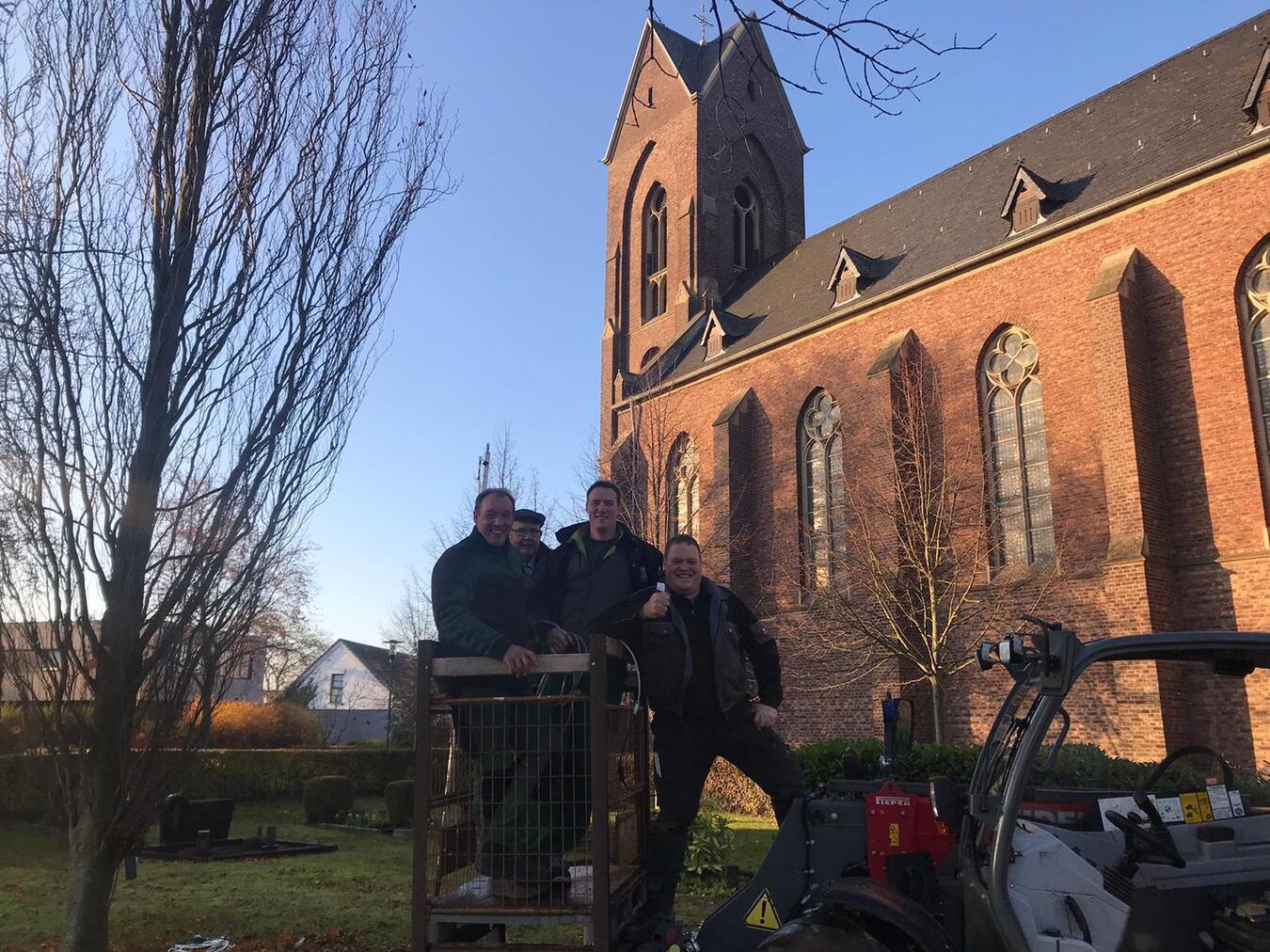 Tannenbaum-Schmücken in Altkalkar 
