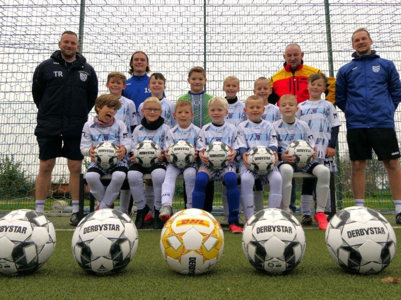 Neue Derbystar-Fußbälle für die F-Jugend des FC Aldekerk 