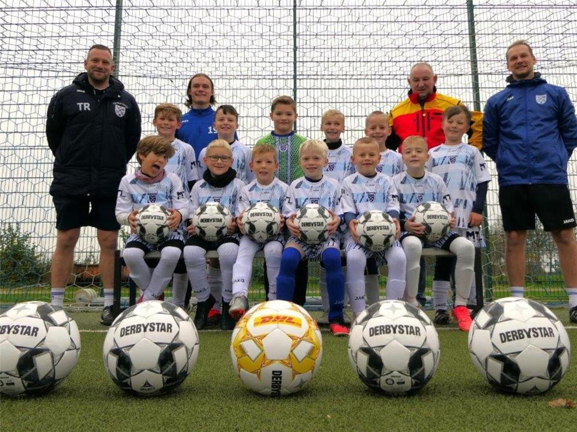 Neue Derbystar-Fußbälle für die F-Jugend des FC Aldekerk