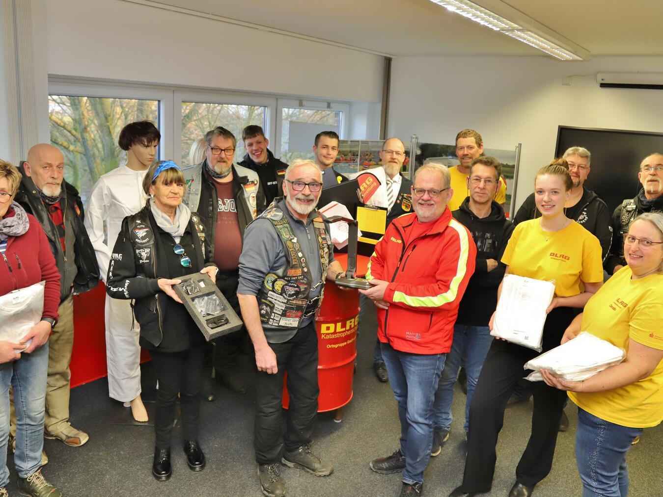 „Flying Aardvarks Germany“ spenden Ausbildungsmaterial für die DLRG Goch 