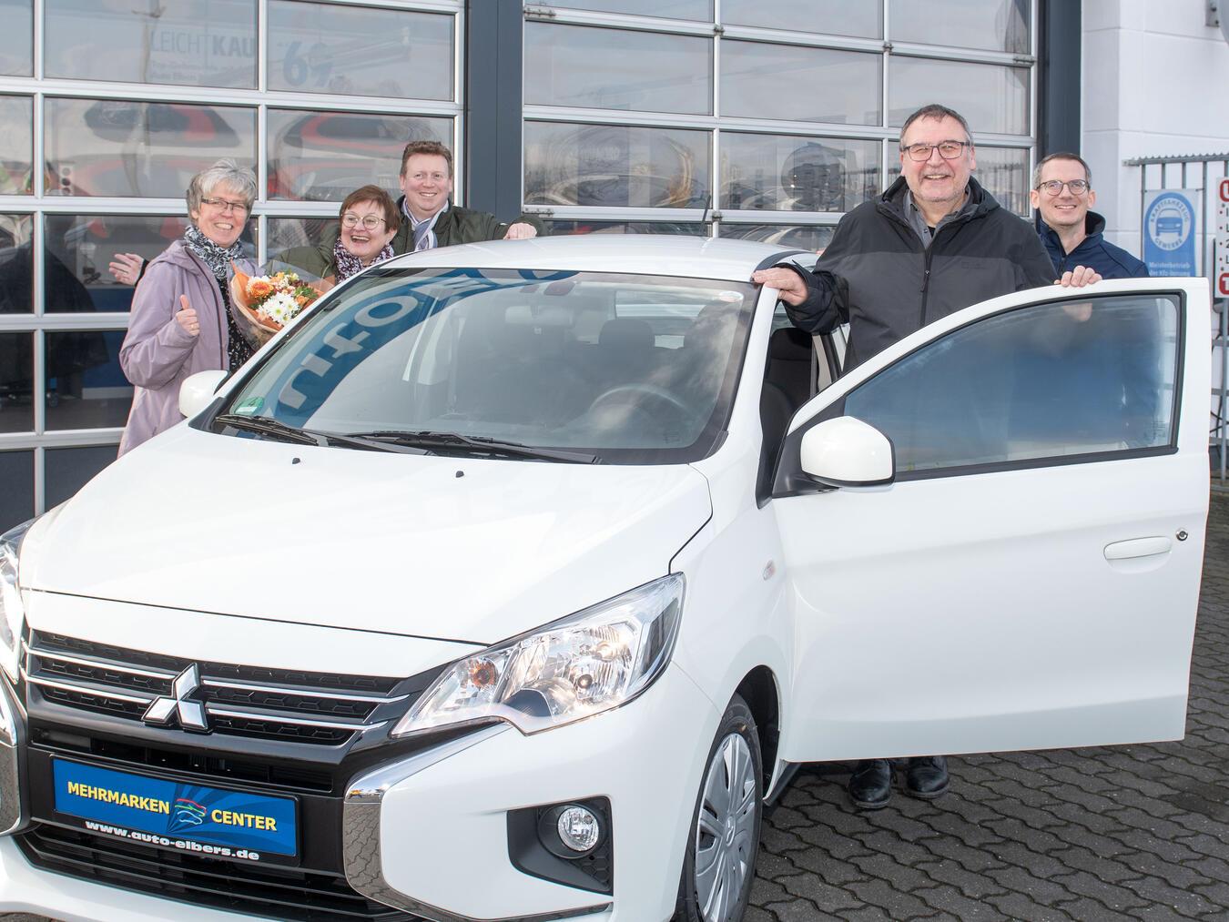 Werbering Goch übergibt Hauptgewinn des Weihnachtsgewinnspiels 