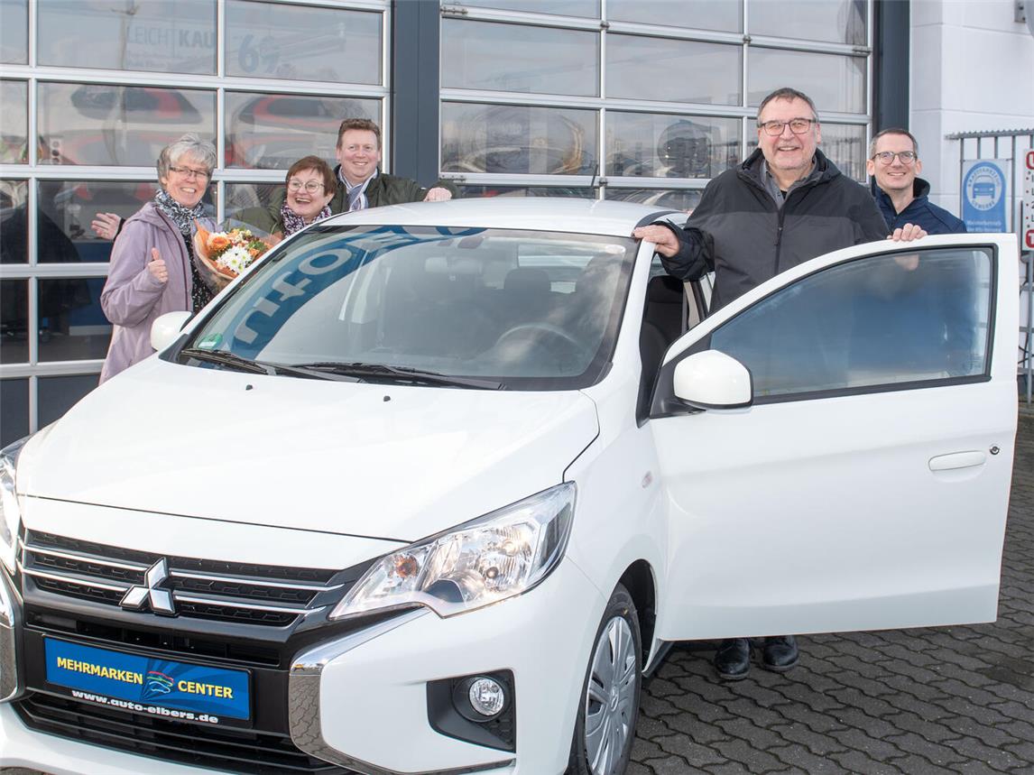 Werbering Goch übergibt Hauptgewinn des Weihnachtsgewinnspiels