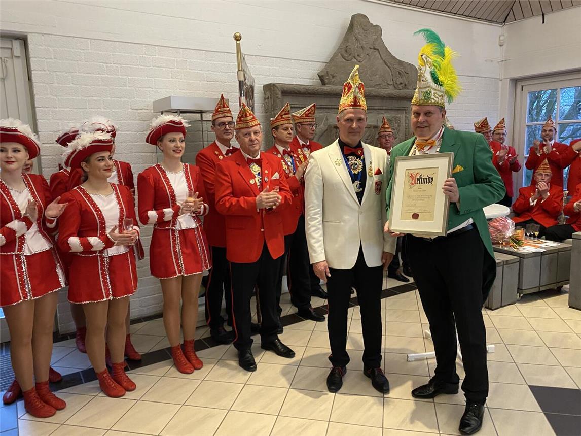 1. G.G.K. Rot-Weiß 1956 verleiht Verdienstorden an Helmut Vehreschild