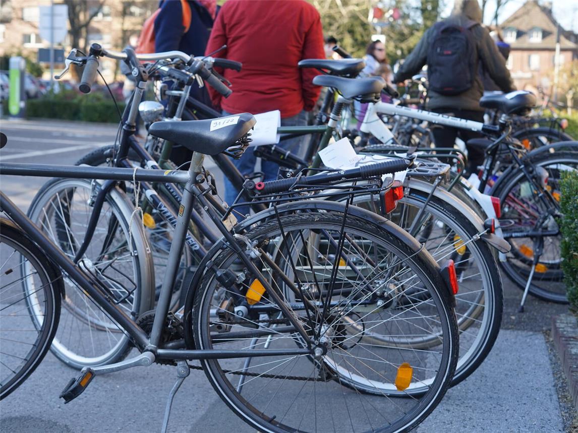 Stadt Geldern versteigert wieder Fundräder am Rathaus