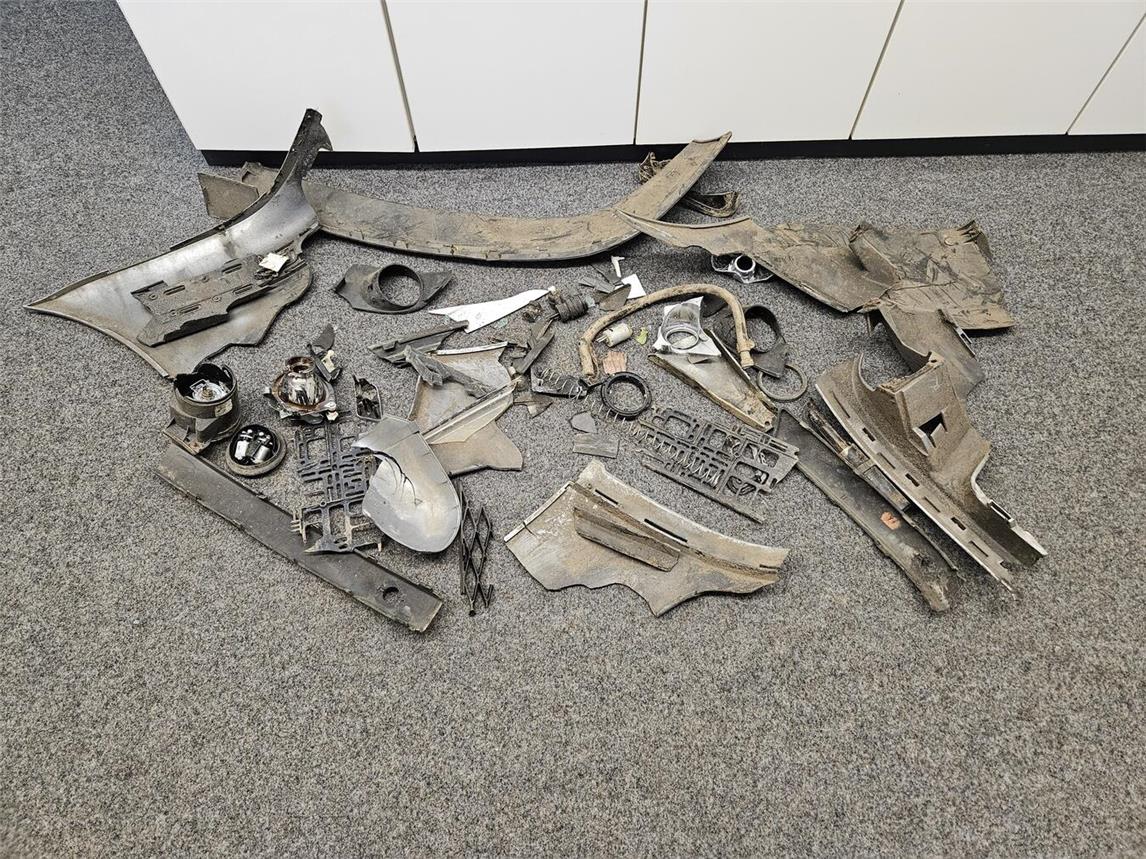 Unbekannter fährt mit Ford querfeldein und flüchtet