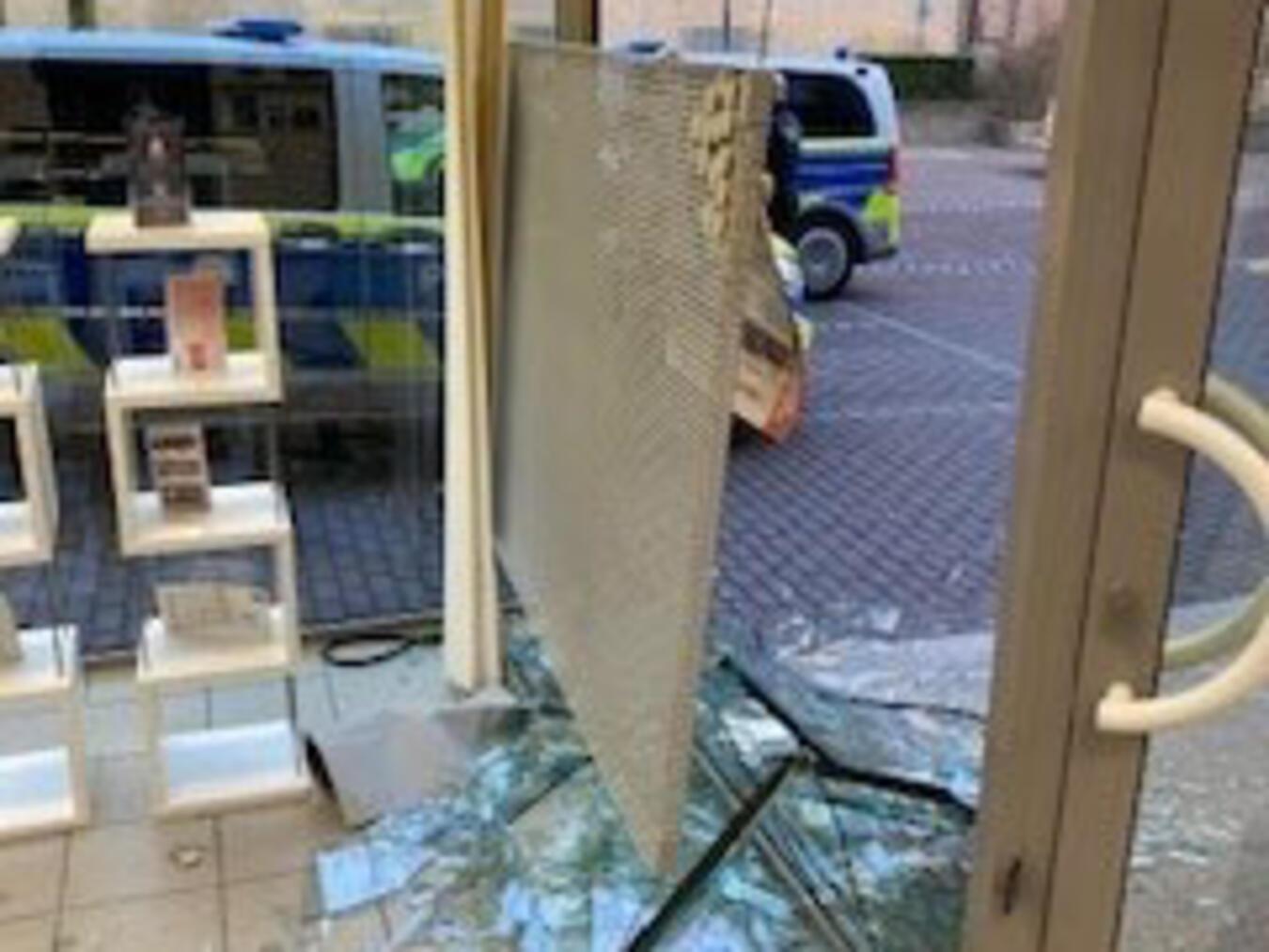 Scheibe der NN-Geschäftstelle in Kleve eingeschlagen Scheibe der NN-Geschäftstelle in Kleve eingeschlagen
