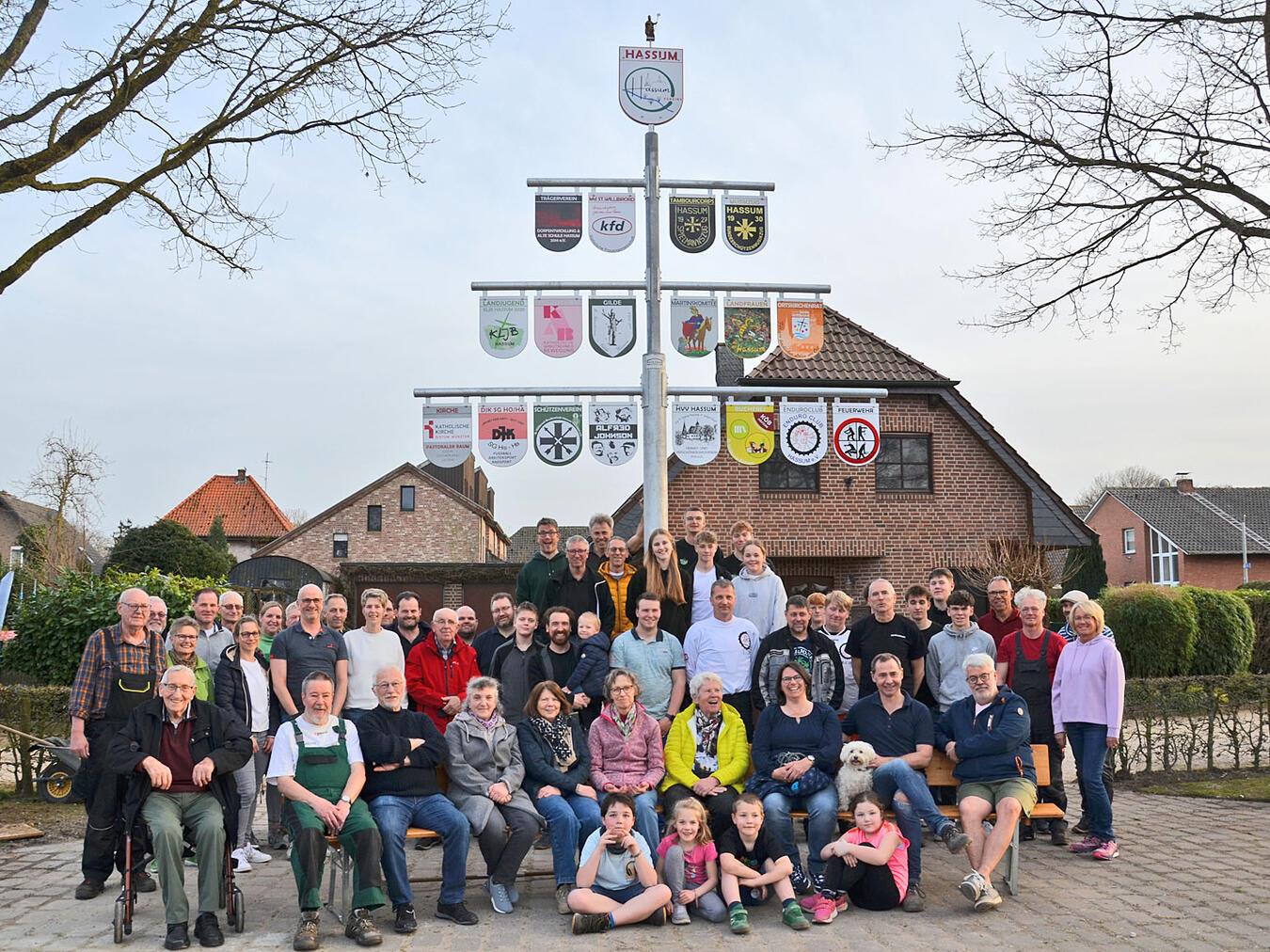 Hassumer Wappenbaum steht nun auf dem Dorfplatz 
