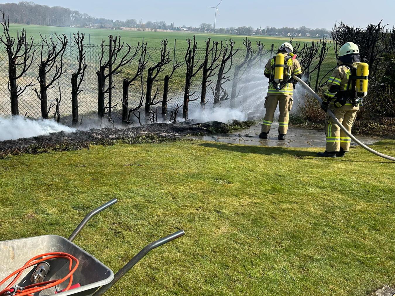 Pfalzdorf: Heckenbrand durch Unkraut abflämmen 