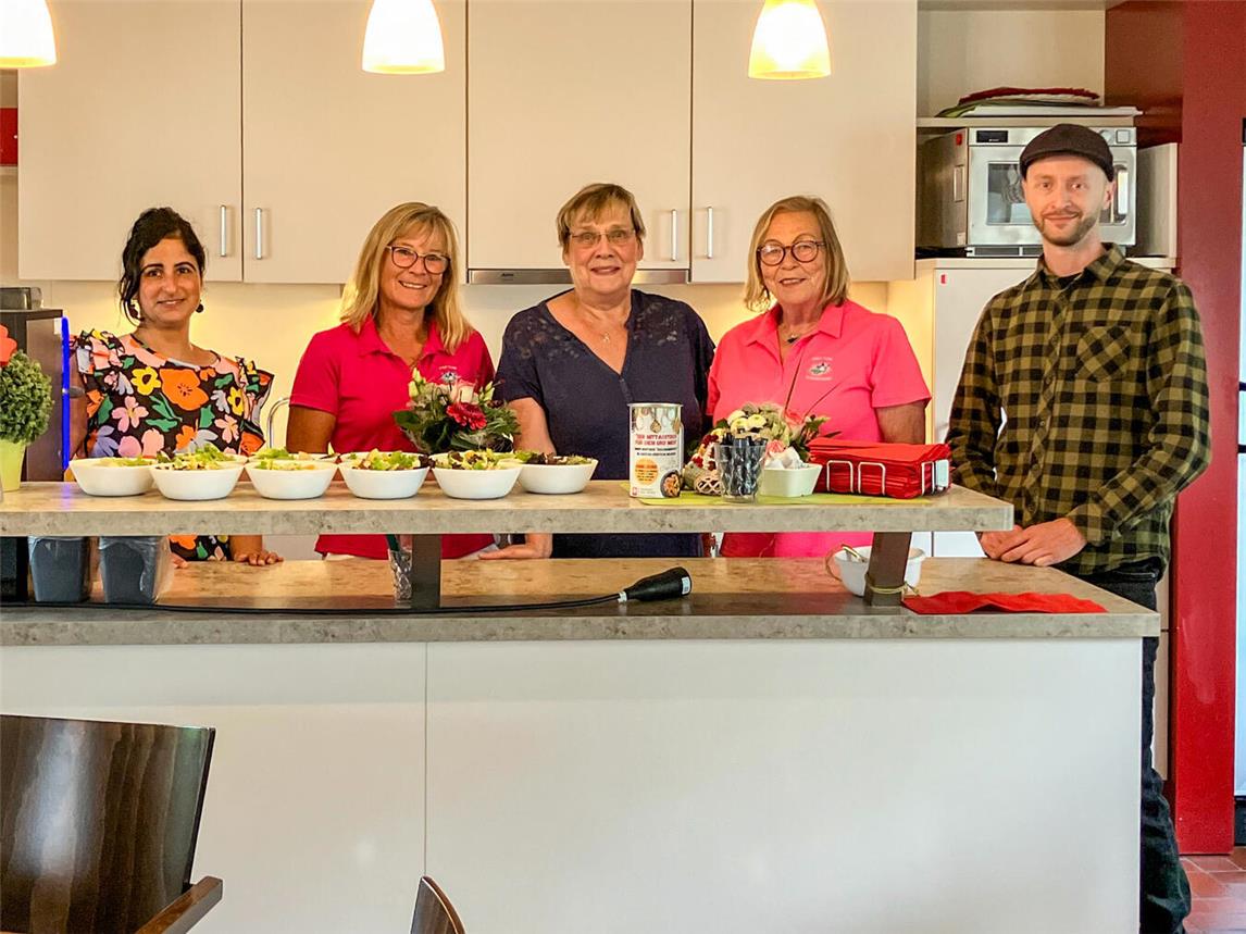 Birgit Braun (2. v.l.) und Monika Paulisch (2. v.r.) vom Golfclub Schloss Haag bei der Spendenübergabe an das ehrenamtliche Team des Mittagstischs im Caritas-Centrum Geldern und Philipp Rieger (r.) vom Caritasverband. Foto: Caritasverband Geldern-Kevelaer