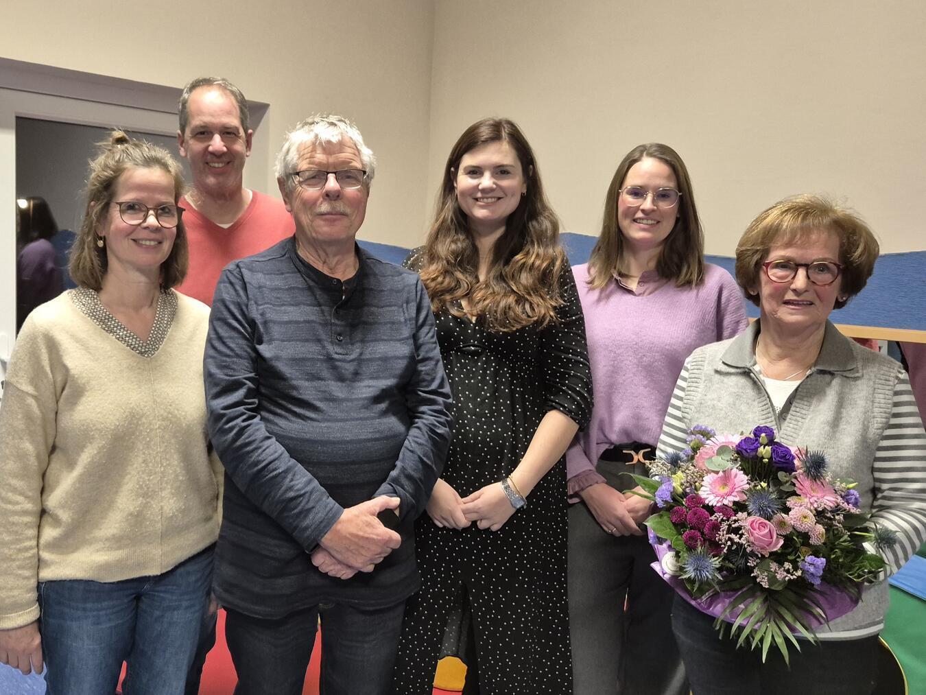DRK-Ortsverein Xanten unter neuer Führung Birgit Düpont (Leiterin Hoppetosse), Jan Höpfner (Präsident DRK KV Niederrhein), Heinz Brauer, Christina Deckers, Ella Liversage und Elisabeth Dercks (v.l.). Foto: DRK