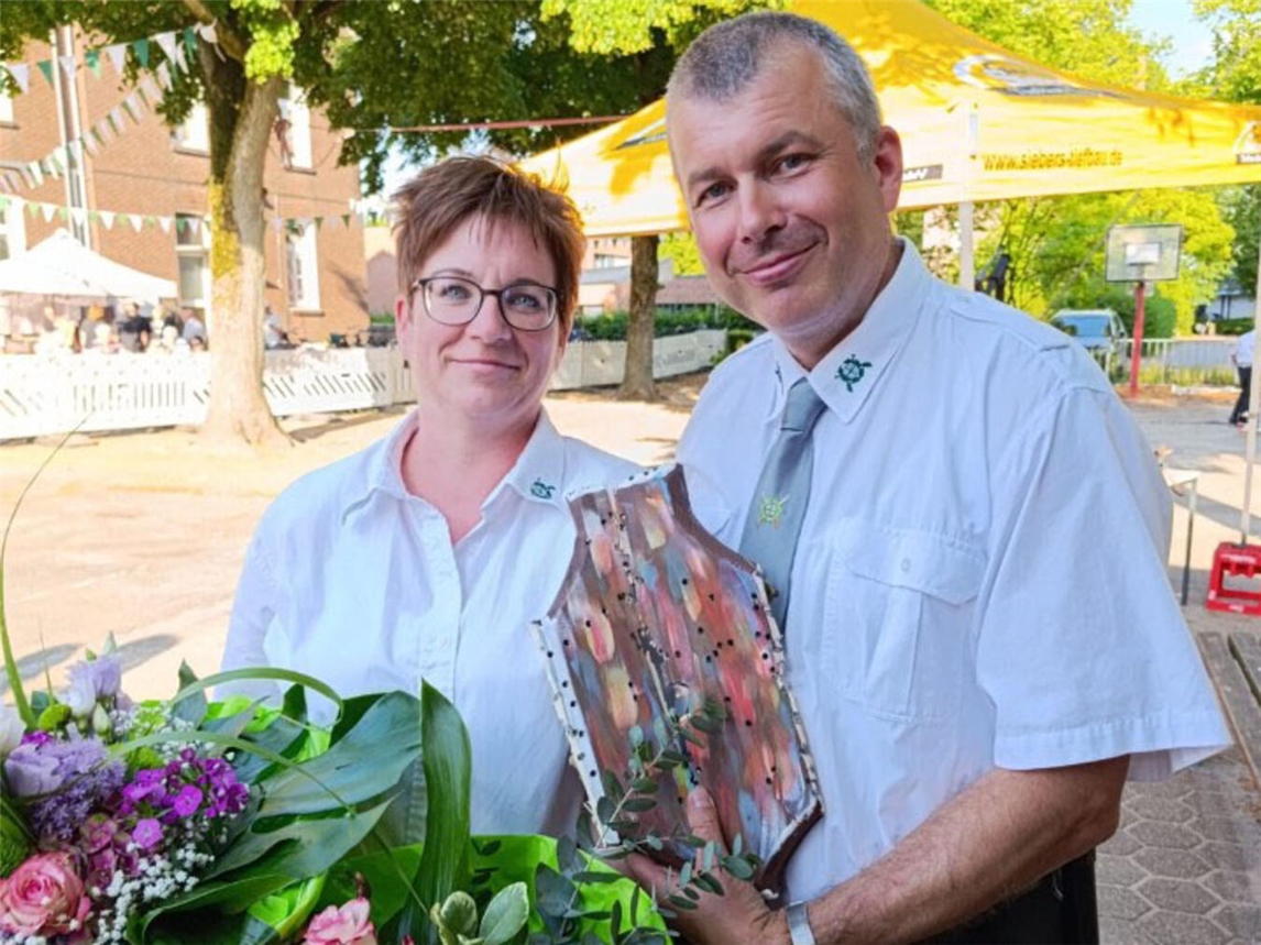 "Birgit Henkel gewinnt Schützenkönigin-Titel mit 134. Schuss bei Kirmes, Inthronisation im September mit Ehemann Christoph Henkel."