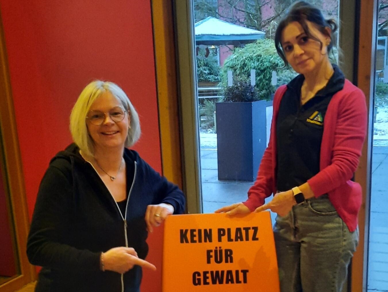 Birgit Hoffacker und Elena Epp, stellvertretend für die Jugendherberge Xanten, unterstützen mit dem orangefarbenen „Stuhl gegen Gewalt an Frauen“ sichtbar die Haltung der Jugendherberge Xanten. Foto: Stadt Xanten