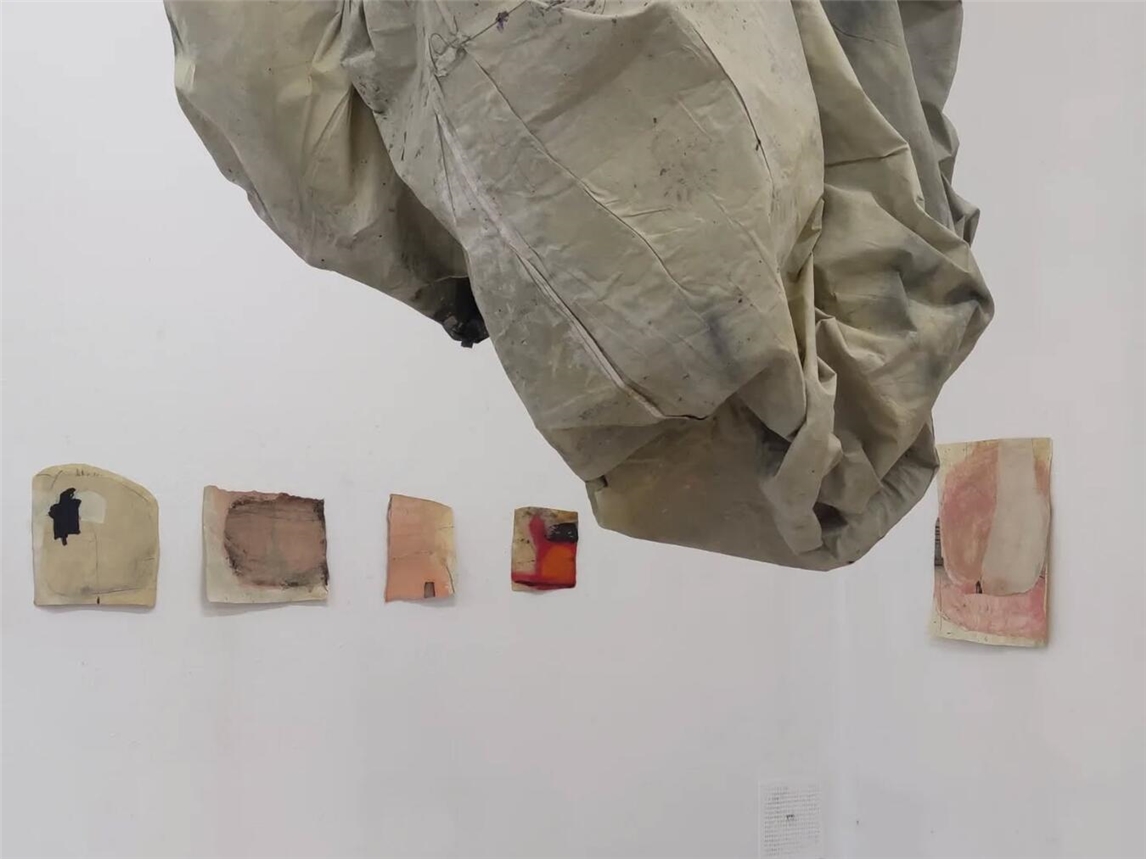 "Birgit Pardun mit Kunst in Bauwagengalerie Upstairs Straelen, Foto von Ralf Buchholz"