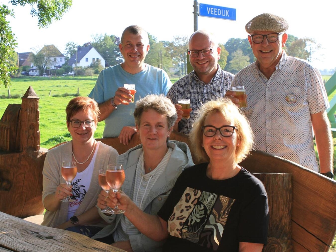 "Gruppenfoto: Birgit und Christoph Henkel, Heinz-Peter und Daniela Litjes, Thomas Hegerath, Claudia Beaupoil grüßen freundlich"