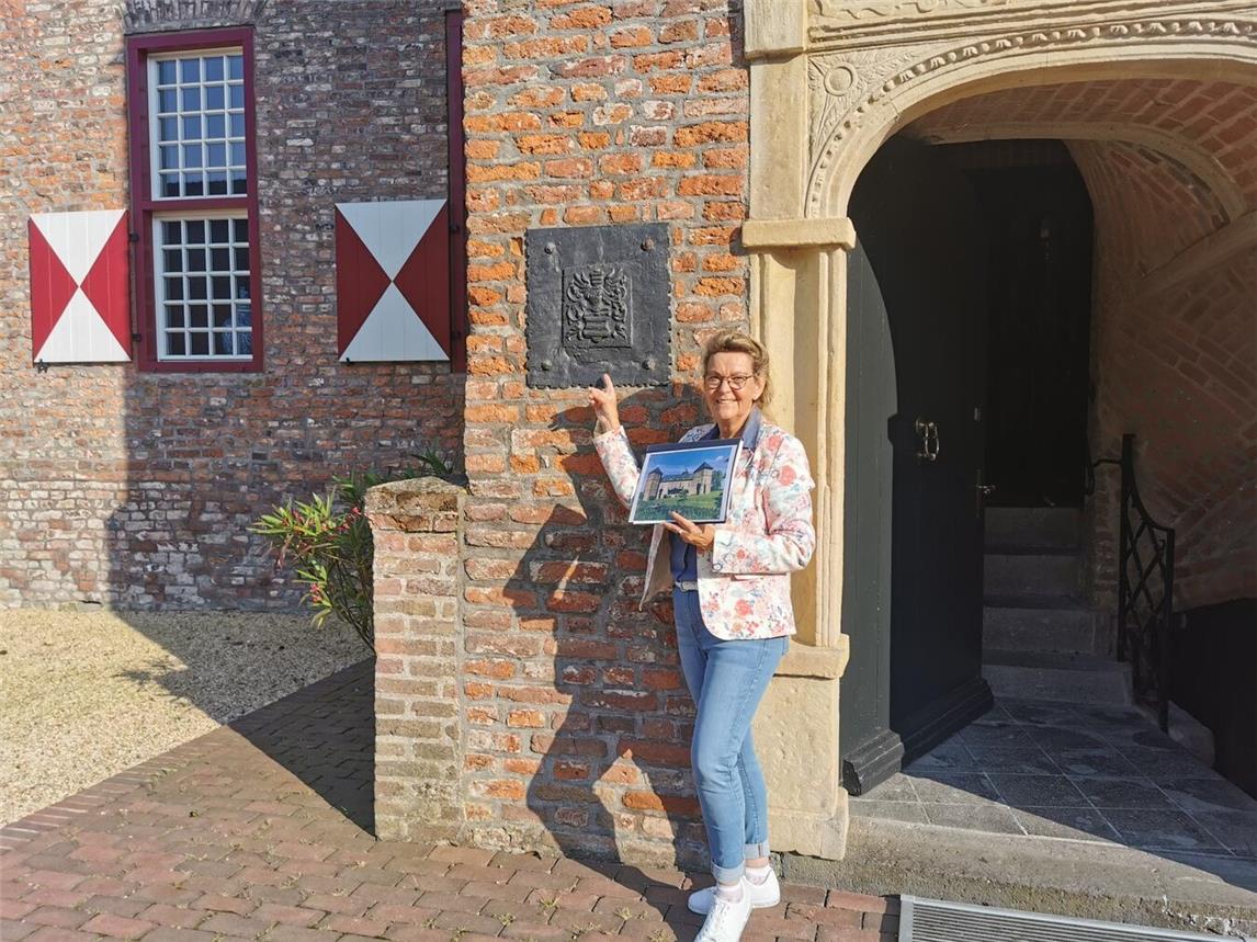 Birgit van den Boom begleitet die Teilnehmer nicht nur durch die idyllische Landschaft rund um die Burg, sondern wirft mit ihnen auch einen Blick in die Gewölbekeller. Foto: Birgit van den Boom