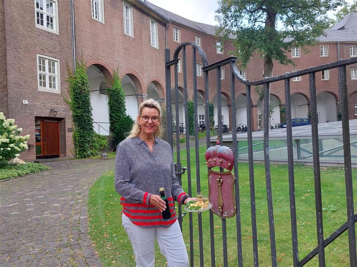 Birgit van den Boom mit Käse und Wein vor der Schwanenburg. Foto: WTM