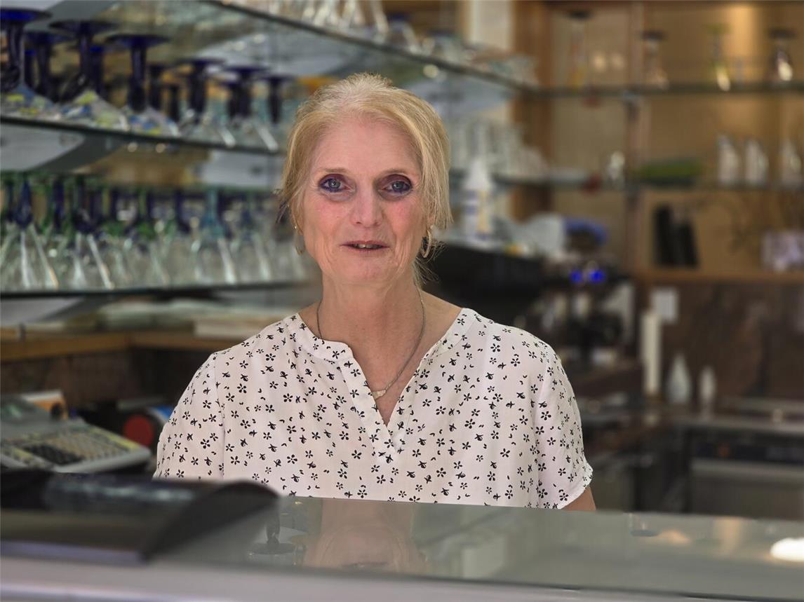 Birgitt Lohman sieht die Zukunft der Großen Straße mit einer gehörigen Portion Pessimismus. „Niemand läuft für zwei Kugeln Eis einmal von der Frische Arena bis zu uns. NN-Foto: HF