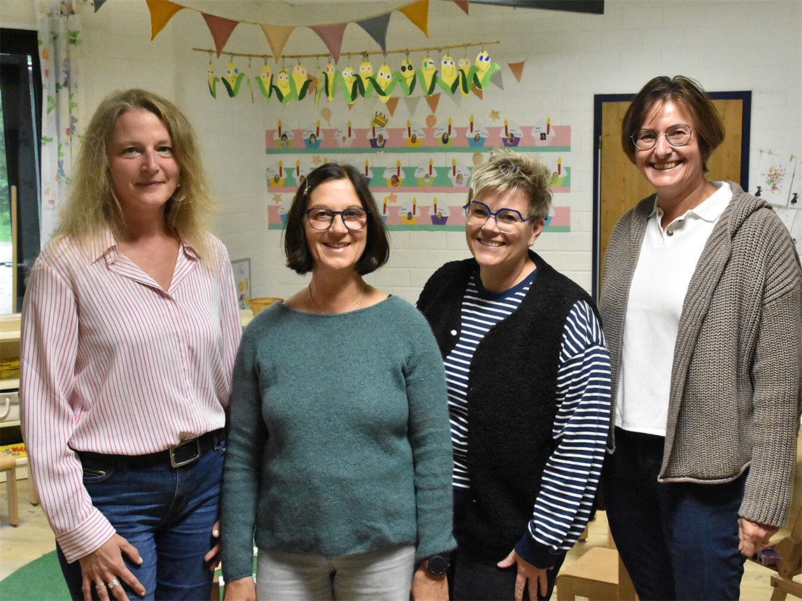 "Birthe Capra, Heike Seehausen, Dörthe Voß und Karin Dembek beim freudigen Trägerwechsel, Foto: Kirchenkreis Kleve"