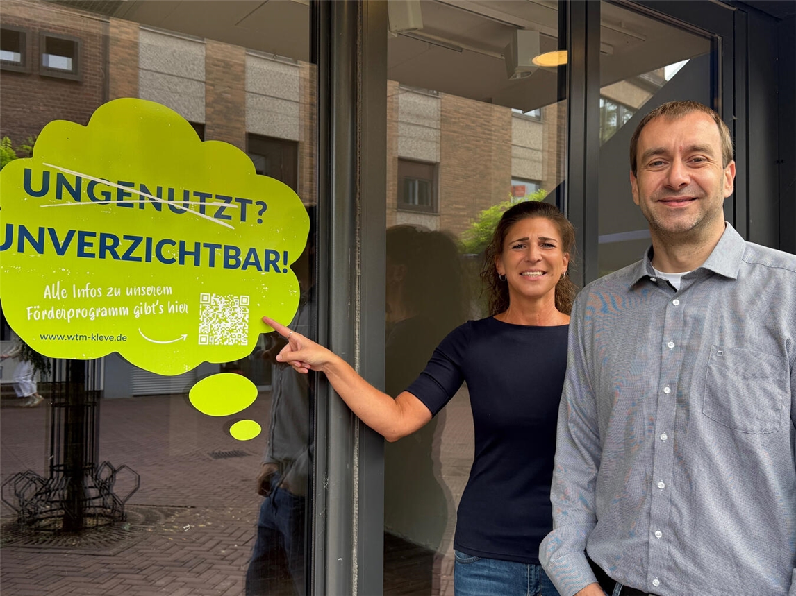 "Menschen stellen Förderanträge am Schreibtisch, Jahresende 2023, Förderprogramme, Büroatmosphäre"