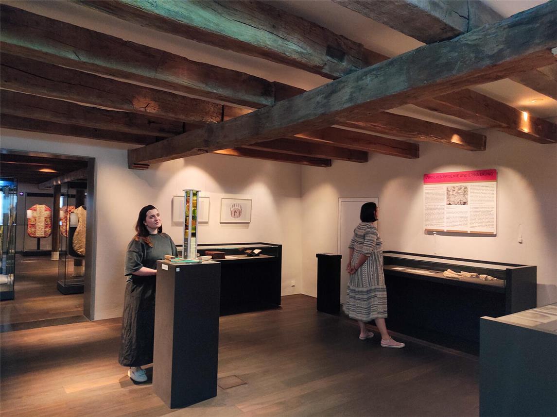 Bis zum 24. August ist die neue Sonderausstellung „Zwischen Epidemie und Erinnerung“ mit historischen Exponaten aus dem ehemaligen Kanonikerstift St. Viktor sowie Modellen und Skizzen des Wettbewerbs „ars liturgica“ zu sehen. Foto: StiftsMuseum/Claudia Kienzle