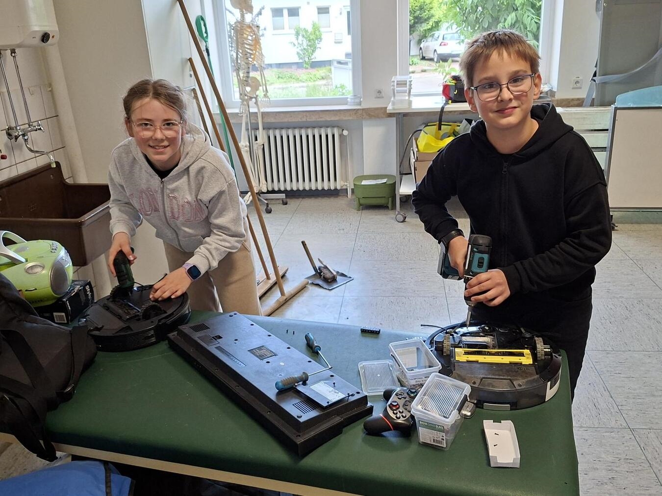 "Schüler sammeln Elektroschrott für Recycling-Wettbewerb, Realschule Sonsbeck, Kreis Wesel, bis 24. Mai"