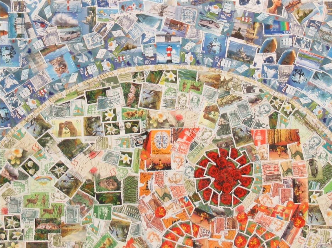 Bis zum 3. Juli sind die upgecycelten Briefmarken-Kunstwerke im Klever Kaffeehaus ausgestellt. Foto: Haus Freudenberg