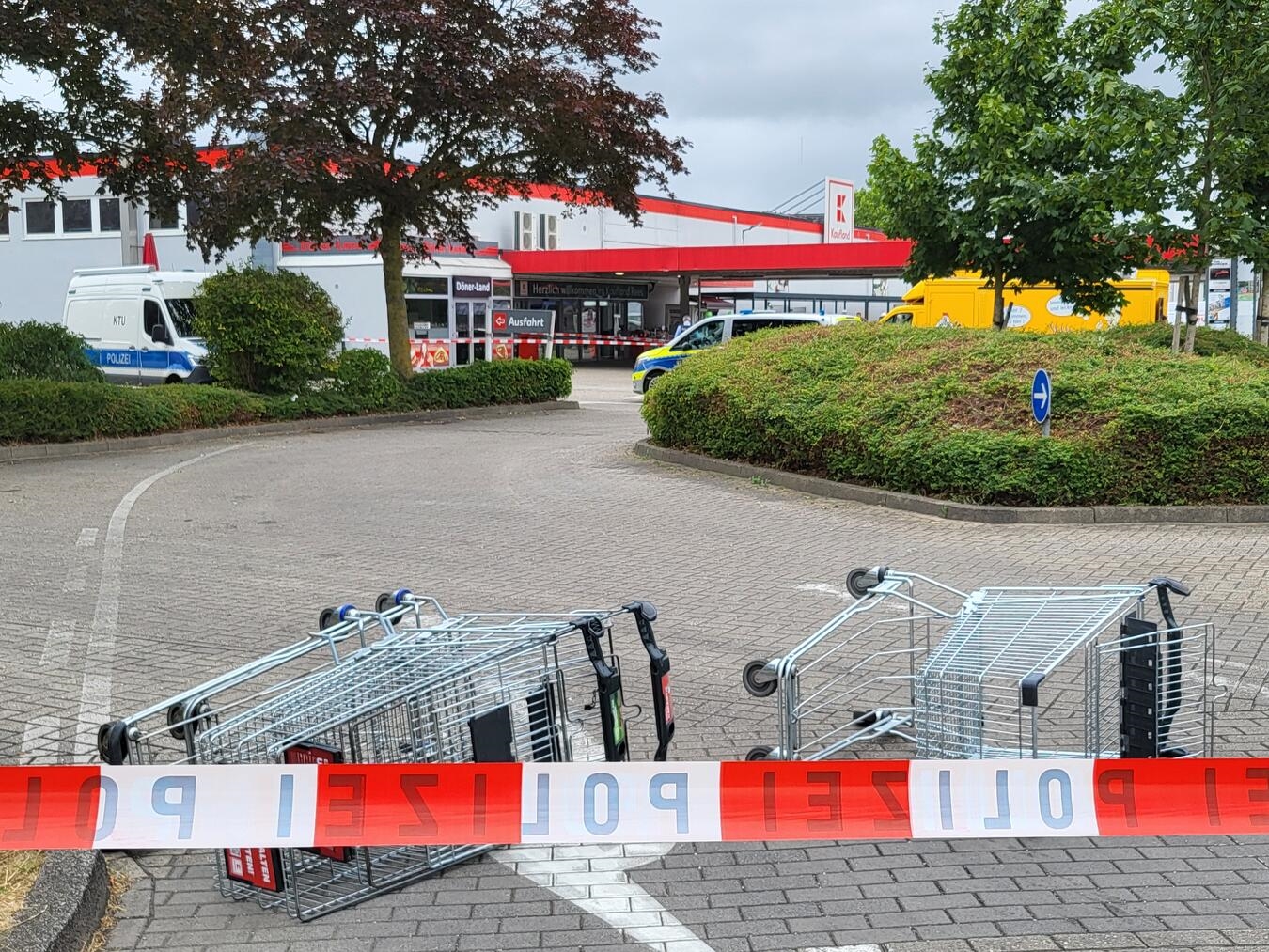 "Geschlossenes Kaufland in Rees, gesperrtes Gelände am Vormittag, leeres Parkplatzgelände"
