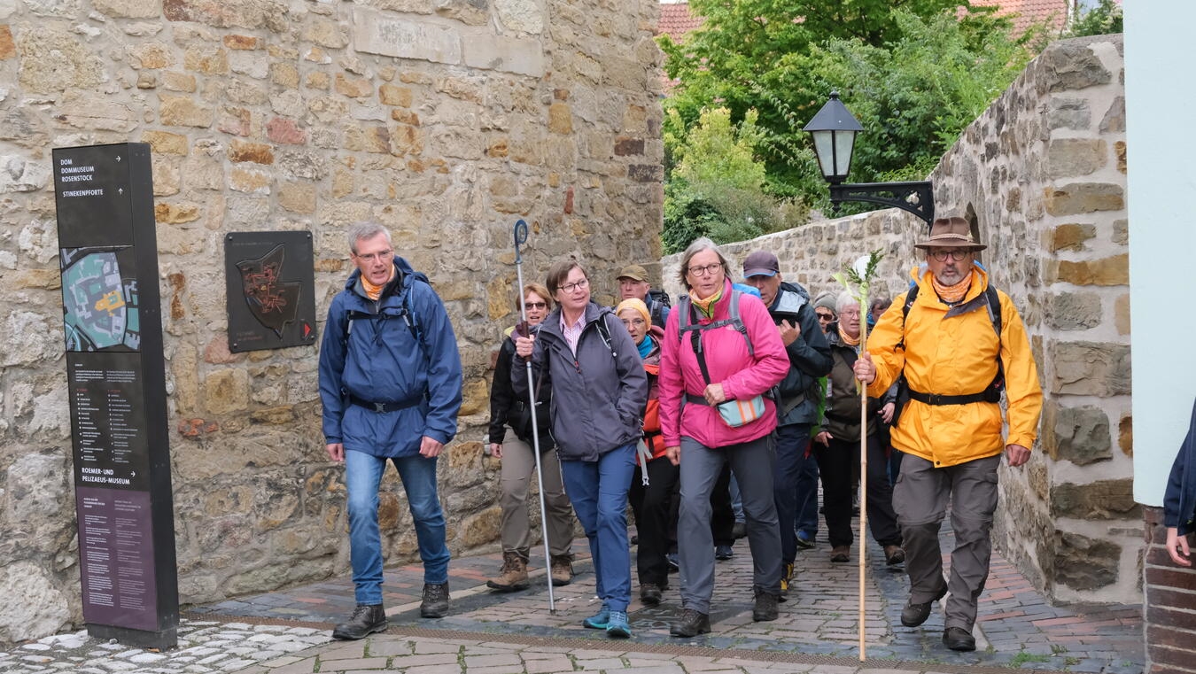 Bischof Heiner Wilmer pilgert vor Amtseinführung im Bistum Münster, inspiriert von Bistumsheiligem Godehard. Foto von Michael Lukas.