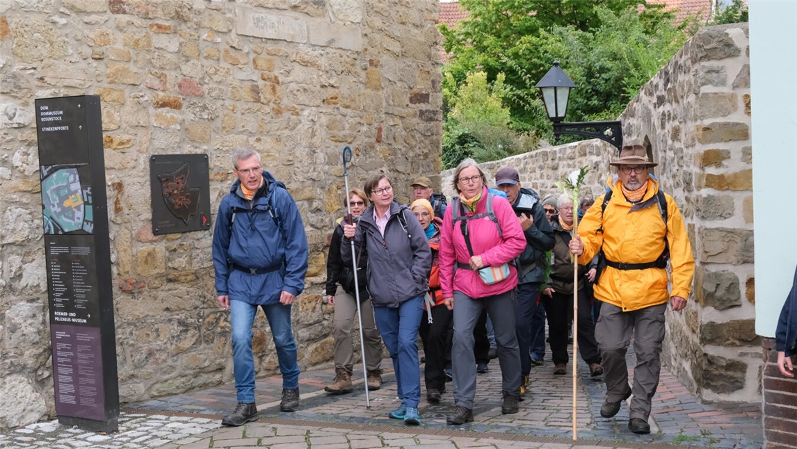 Bischof Heiner Wilmer pilgert vor Amtseinführung im Bistum Münster, inspiriert von Bistumsheiligem Godehard. Foto von Michael Lukas.