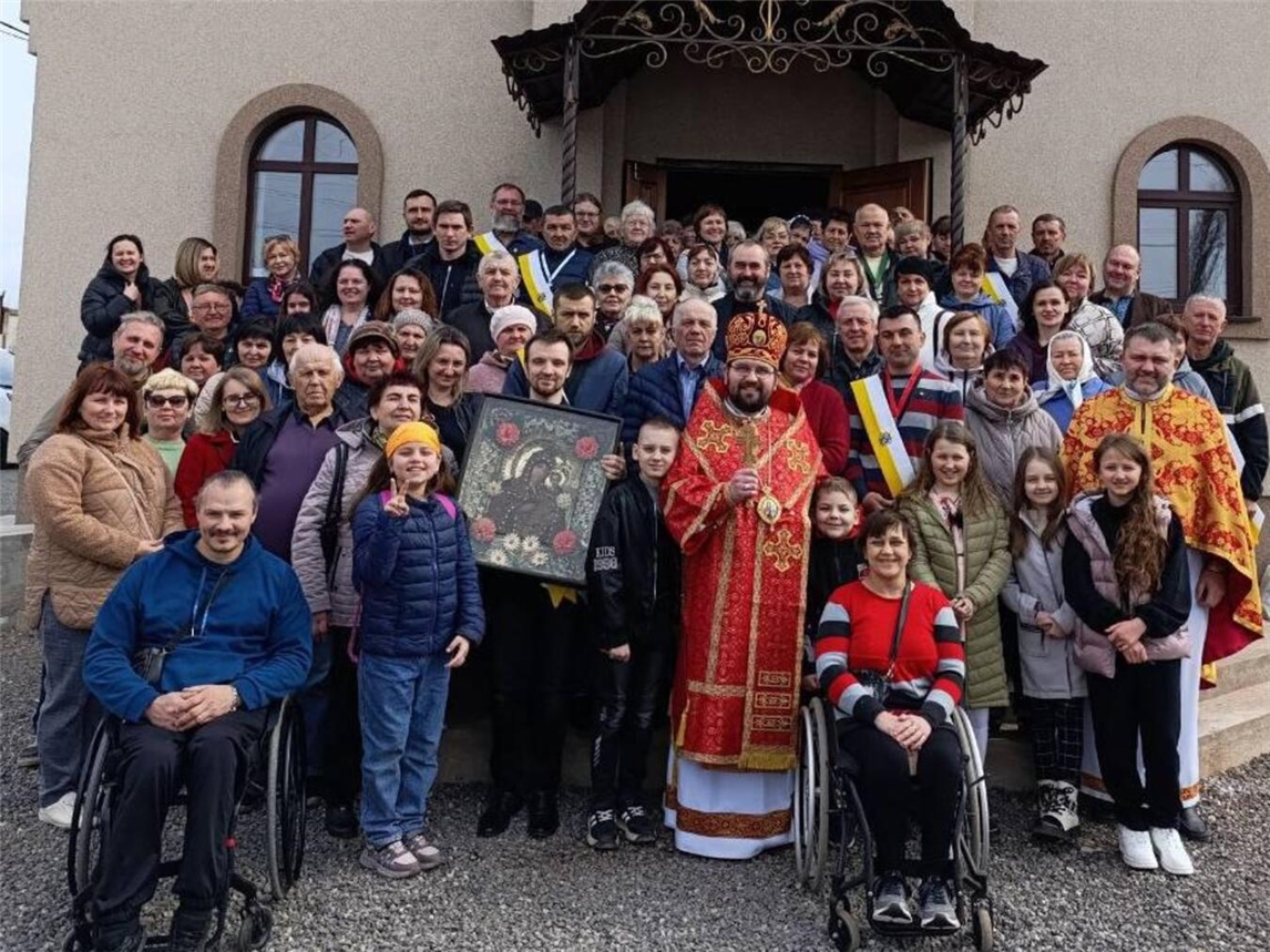 Bischof Maksym mit seiner Gemeinde. Foto: privat