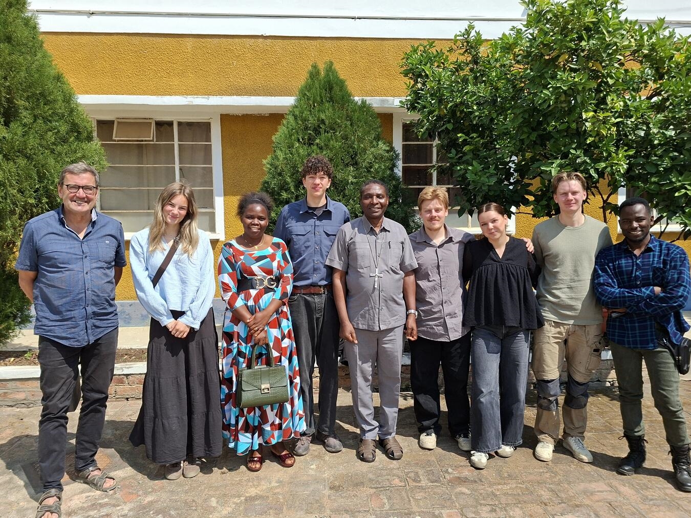 Bischof Romans Elamu Mihali (5.v.l.) und Clemens Scholten (l.) mit Elena Wolski, Eliza Mwakabanga, Jannis Langeberger, Max Ruhrländer, Lia Drehmann-Westermann, Andre Witte und Brown Mdemu (v.l.). Foto: privat