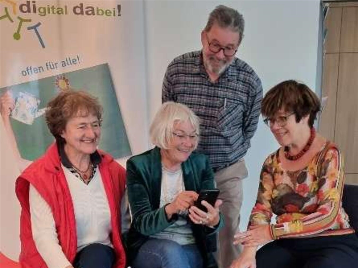 "Teilnehmer bei Smartphone- und PC-Kursen für Senioren, Foto von dida"