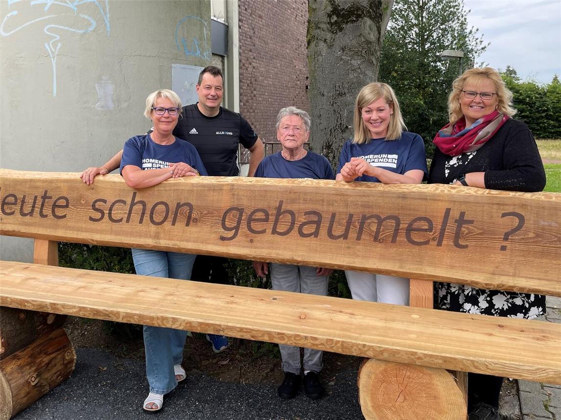 Bitte Platz nehmen: Vertreter von Allround, des Kneippvereins und des Projektes „Baumel-Bank“ an der neuen Sitzgelegenheit vor dem Eltener Bürgerbad. Foto: privat