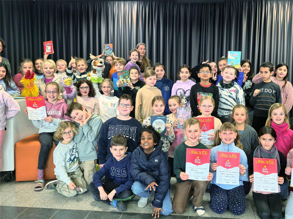 Bitte recht freundlich: Die Klassen 3a und 3b nach dem Finale. NN-Foto: HF