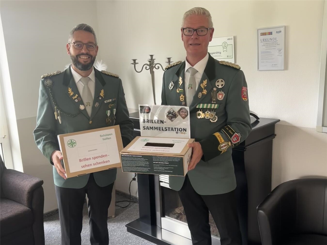Bitten um Brillenspenden: Brudermeister Henry Slagmeulen (r.) und sein Vertreter René Bolk. Foto: privat