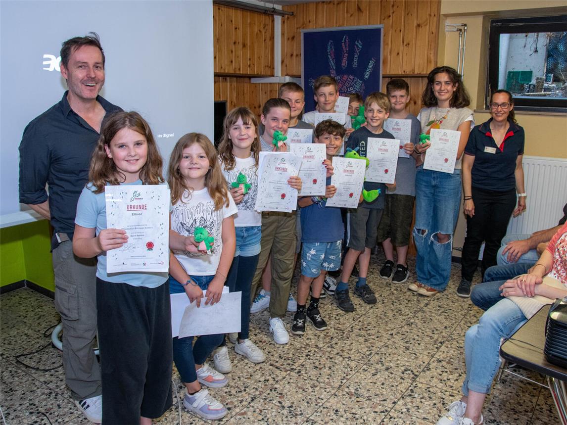 Björn Berenz (l.) freut sich ebenso wie Daniela Verhoeven (r.) über die erfolgreiche Schreibwerkstatt – für die Jugendlichen gab es am letzten Tag eine Teilnahme-Urkunde. Foto: Bischöfliche Pressestelle / Christian Breuer