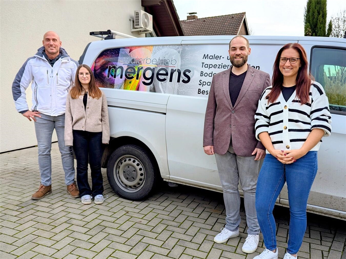 Björn Mergens (l.) ist stolz auf seine Auszubildende Lina Hemkens (2. v. l.). Außerdem im Bild: Sascha van den Borg und Vanessa Wütscher von der Agentur für Arbeit. Foto: J. Kurschatke